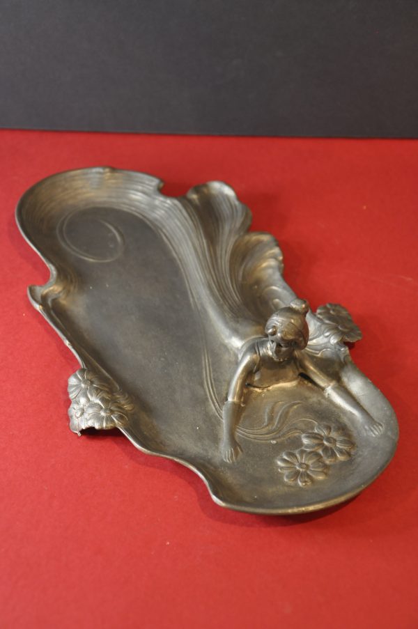 Superbe Plateau en étain Art Nouveau – Image 7
