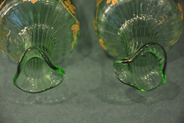 Paire de carafon en Cristal  vert emaillé d'or art nouveau  (Montjoie ? 1839-1916) – Image 3