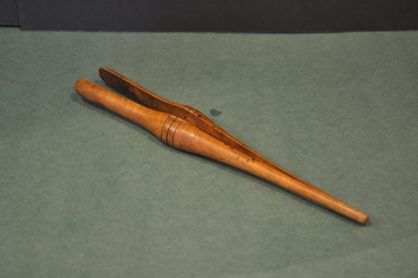 Ancienne passe à gants en bois - Outil de gantier – Image 6