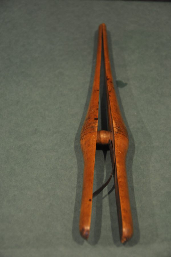 Ancienne passe à gants en bois - Outil de gantier