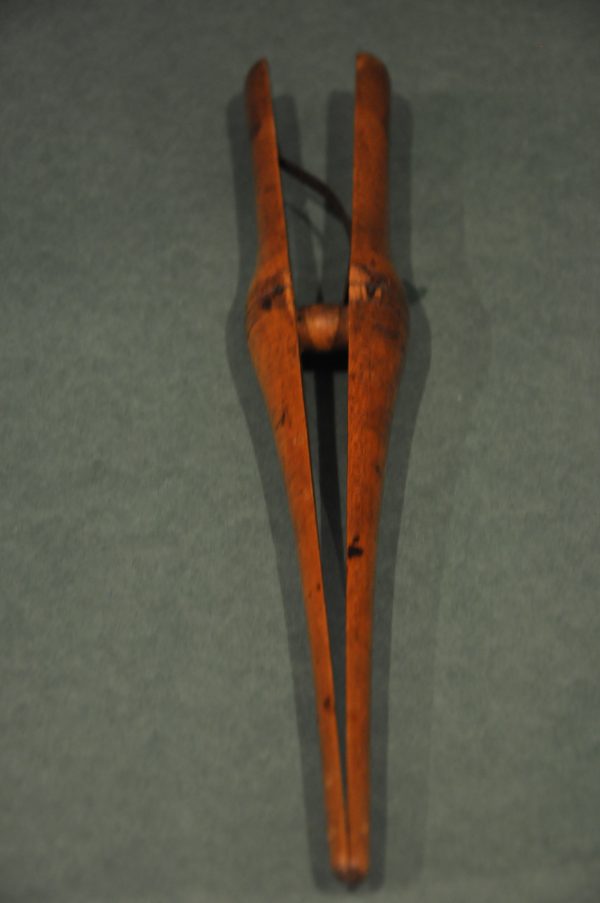 Ancienne passe à gants en bois - Outil de gantier – Image 4