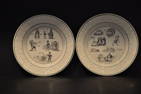 Lot de 2 Assiettes rébus, en porcelaine de la Manufacture de Choisy (France)