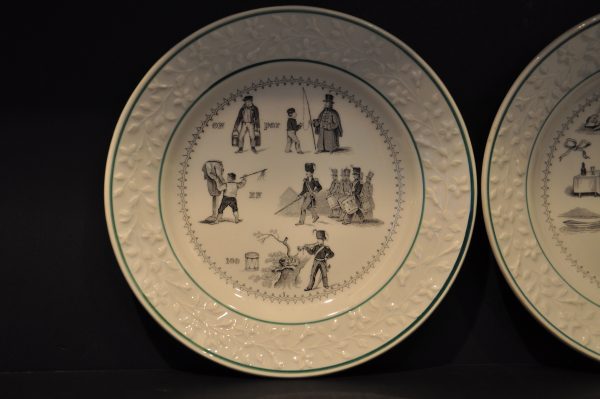 Lot de 2 Assiettes rébus, en porcelaine de la Manufacture de Choisy (France) – Image 12