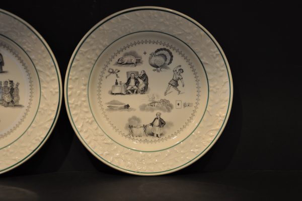 Lot de 2 Assiettes rébus, en porcelaine de la Manufacture de Choisy (France) – Image 11