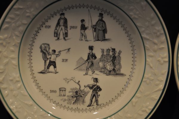 Lot de 2 Assiettes rébus, en porcelaine de la Manufacture de Choisy (France) – Image 10