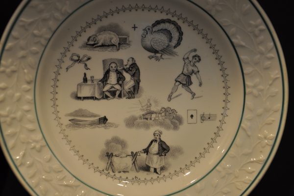 Lot de 2 Assiettes rébus, en porcelaine de la Manufacture de Choisy (France) – Image 9