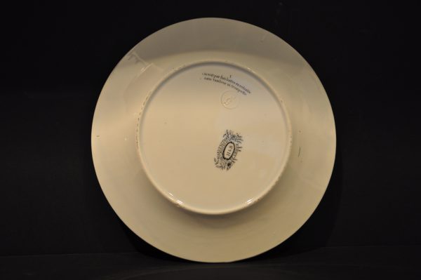 Lot de 2 Assiettes rébus, en porcelaine de la Manufacture de Choisy (France) – Image 8