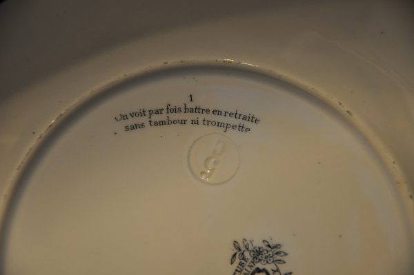 Lot de 2 Assiettes rébus, en porcelaine de la Manufacture de Choisy (France) – Image 6