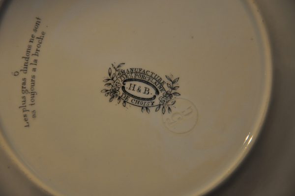 Lot de 2 Assiettes rébus, en porcelaine de la Manufacture de Choisy (France) – Image 4