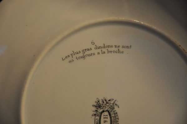 Lot de 2 Assiettes rébus, en porcelaine de la Manufacture de Choisy (France) – Image 3