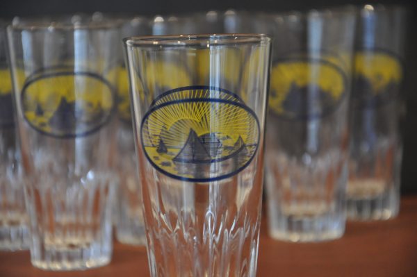 lot de 9 Verres à pastis  ou à anisette,  décor bateau bleu  et soleil  jaune