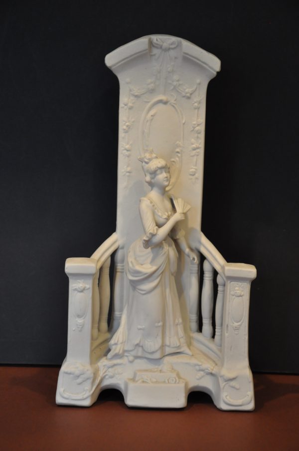 ANCIENNE BOUQUETIERE EN BUISCUIT DE PORCELAINE