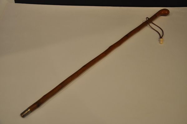 Canne ancienne pour enfant en bois avec poignée globulaire et embout en laiton