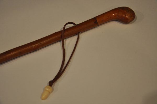 Canne ancienne pour enfant en bois avec poignée globulaire et embout en laiton – Image 7