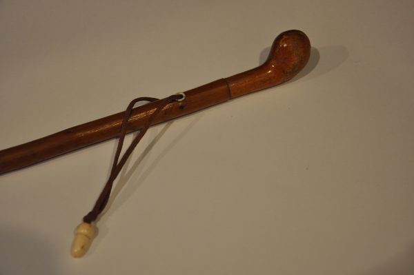 Canne ancienne pour enfant en bois avec poignée globulaire et embout en laiton – Image 6