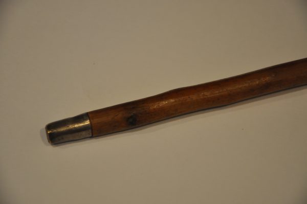 Canne ancienne pour enfant en bois avec poignée globulaire et embout en laiton – Image 5