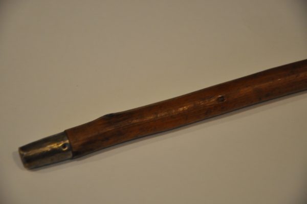 Canne ancienne pour enfant en bois avec poignée globulaire et embout en laiton – Image 4