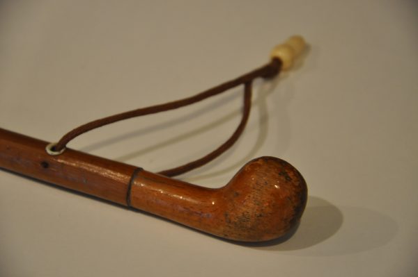 Canne ancienne pour enfant en bois avec poignée globulaire et embout en laiton – Image 3