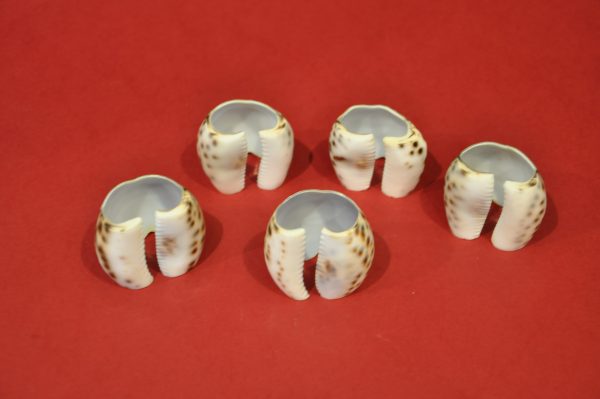 Lot de 5 ronds de serviette en coquillage sculpté – Image 3