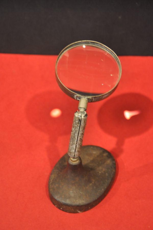 Loupe articulée ancienne en métal lourd