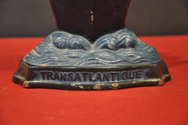 Bloc porte en fonte, représentant un paquebot transatlantique – Image 4