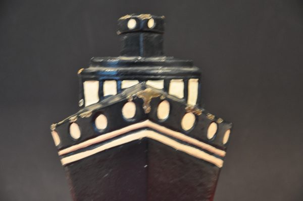 Bloc porte en fonte, représentant un paquebot transatlantique – Image 3