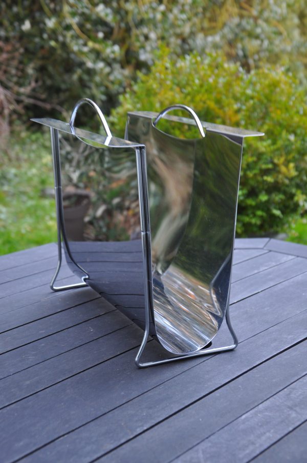Porte-revues ou porte-vinyles en inox , du designer française Maria Pergay,