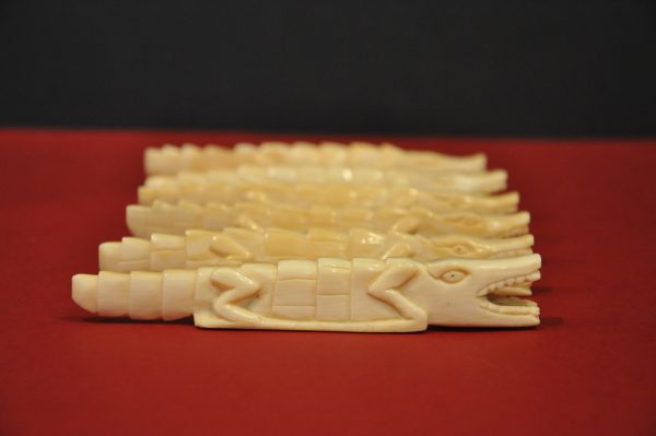 Lot de 6 porte-couteau en ivoire sculpté, représentant des crocodiles. – Image 2