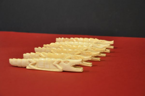 Lot de 6 porte-couteau en ivoire sculpté, représentant des crocodiles. – Image 8