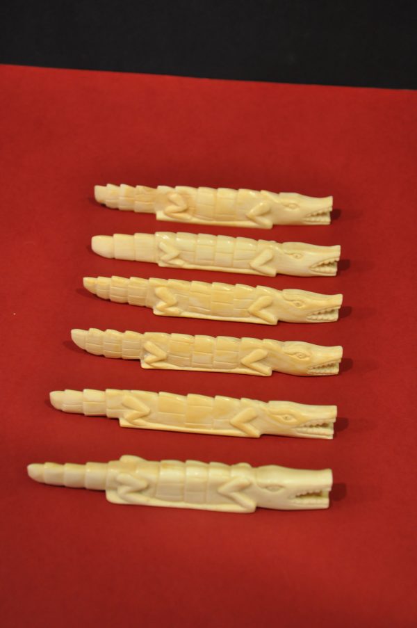Lot de 6 porte-couteau en ivoire sculpté, représentant des crocodiles. – Image 7