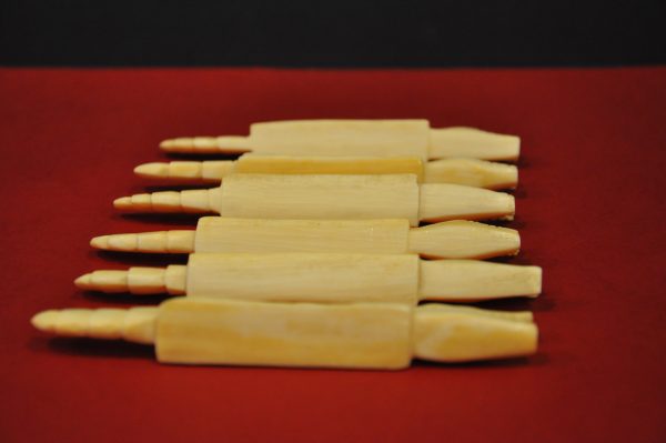 Lot de 6 porte-couteau en ivoire sculpté, représentant des crocodiles. – Image 6