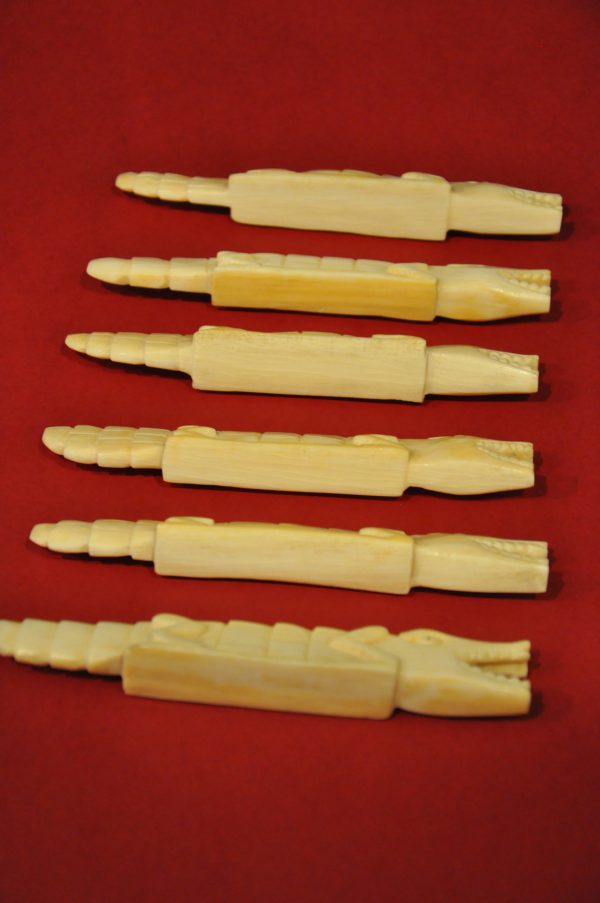 Lot de 6 porte-couteau en ivoire sculpté, représentant des crocodiles.