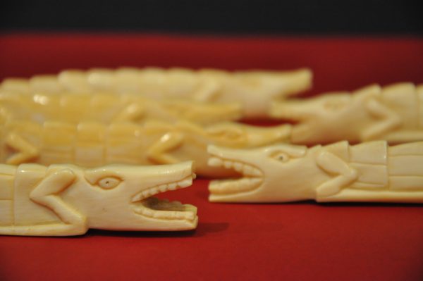 Lot de 6 porte-couteau en ivoire sculpté, représentant des crocodiles. – Image 4