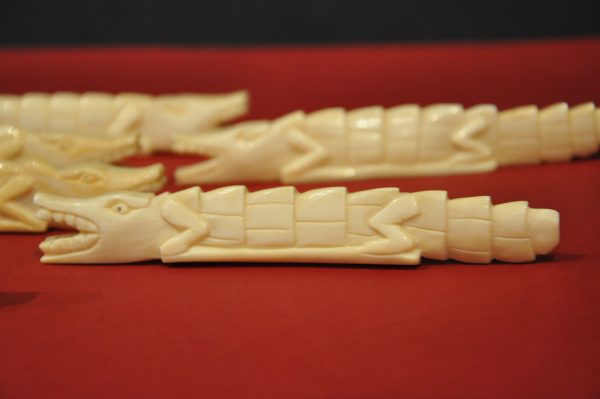 Lot de 6 porte-couteau en ivoire sculpté, représentant des crocodiles. – Image 3