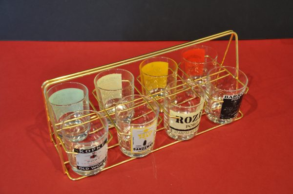 Ensemble vintage de 8 verres à Porto avec publicité dans son panier en metal dor – Image 3