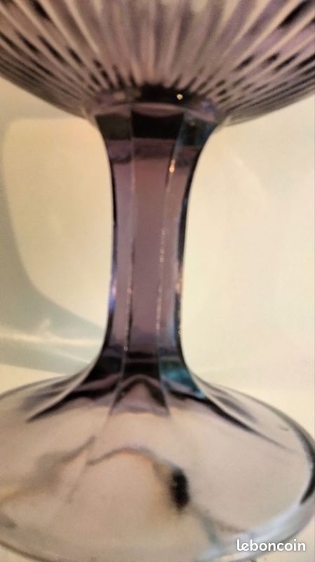 Coupe sur pied Art Déco en verre moulé Scailmont (Belgique) – Couleur Améthyste – Image 4