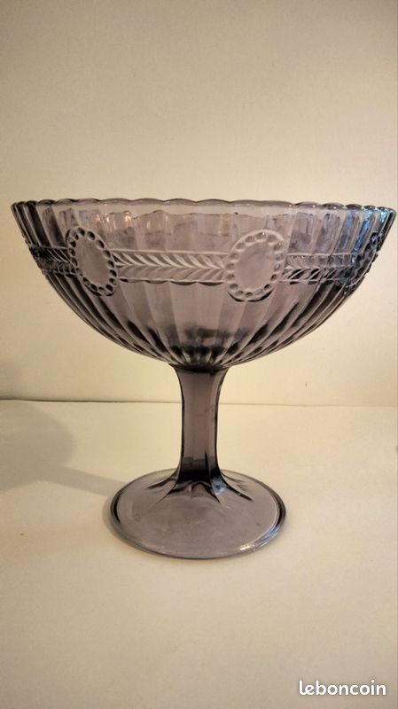 Coupe sur pied Art Déco en verre moulé Scailmont (Belgique) – Couleur Améthyste