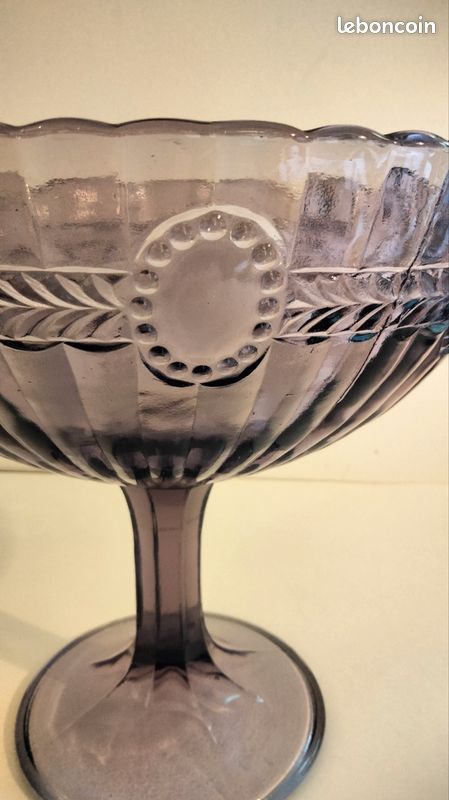 Coupe sur pied Art Déco en verre moulé Scailmont (Belgique) – Couleur Améthyste – Image 5