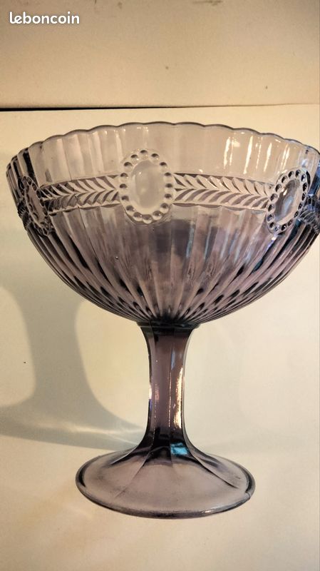 Coupe sur pied Art Déco en verre moulé Scailmont (Belgique) – Couleur Améthyste – Image 2