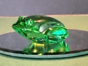 Grenouille Rainette en cristal vert Val Saint Lambert— Design Katherine De Sousa (Signé)